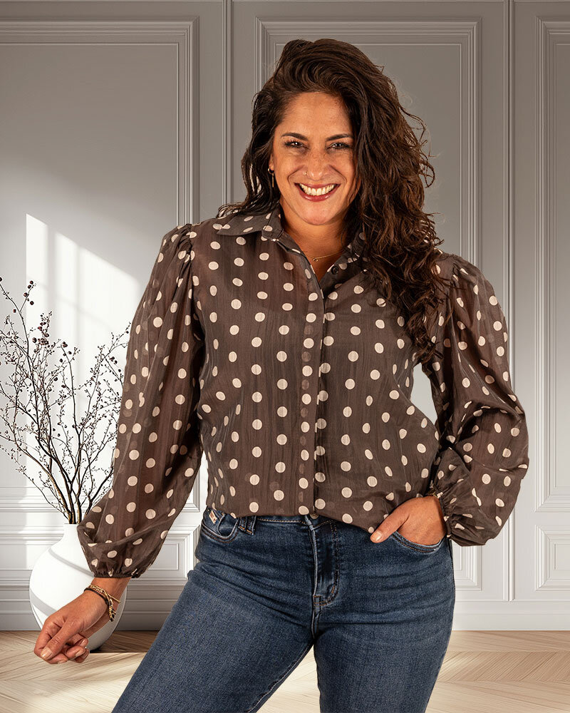 Donkerbruine blouse dots met pofmouw van Vera Jo