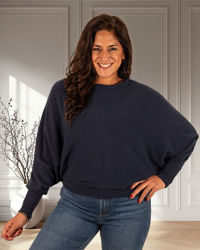 Donkerblauwe trui met vleermuismouw van Triple Nine