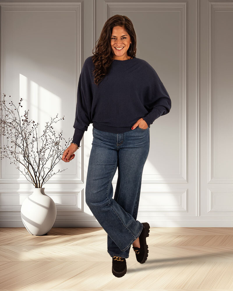 Donkerblauwe trui met vleermuismouw van Triple Nine