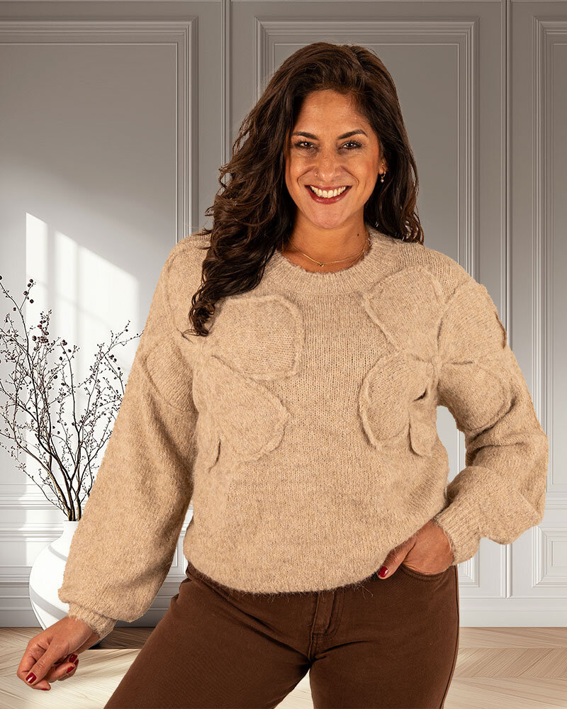 Beige trui bloem van Moewy