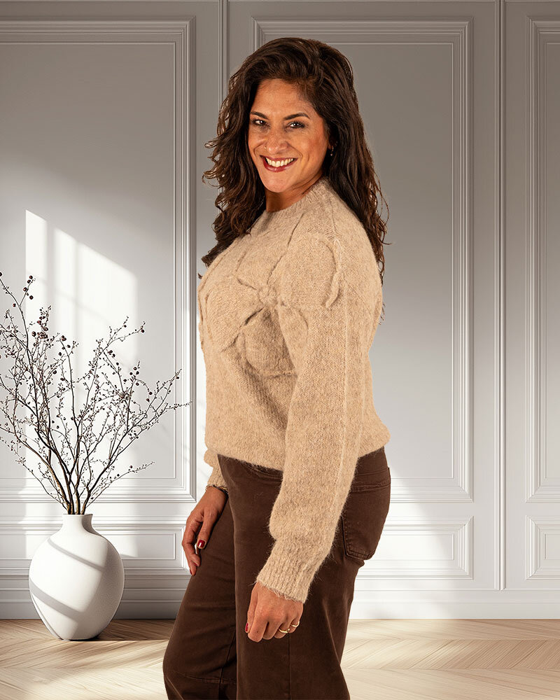 Beige trui bloem van Moewy