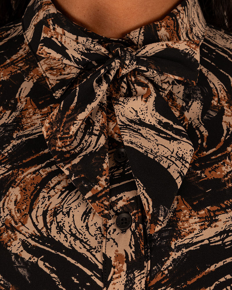 Caramel swirly print travelstof blouse van Mi Piace