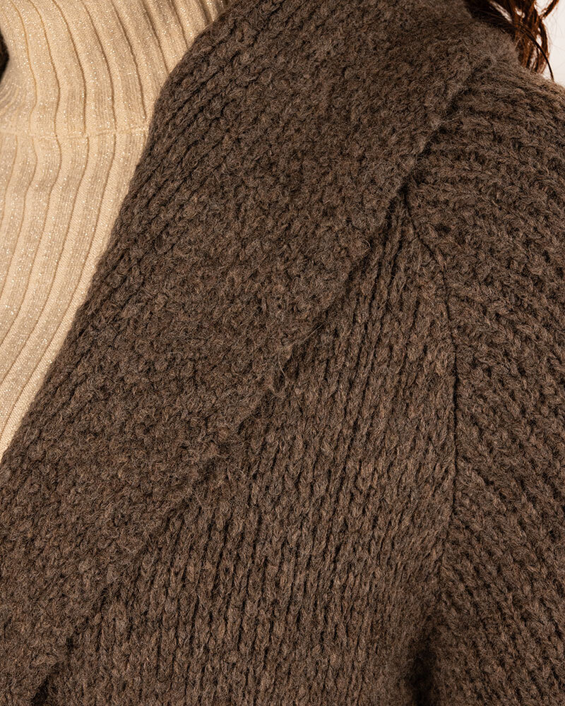 Bruingrijs lang vest met capuchon van Dins Tricot