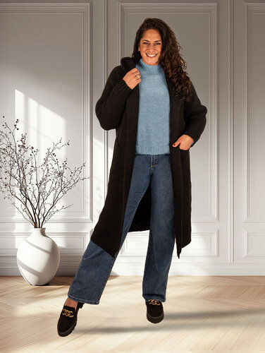 Zwart lang vest met capuchon van Dins Tricot