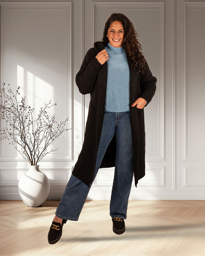 Zwart lang vest met capuchon van Dins Tricot