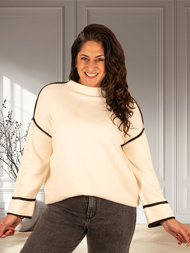 Beige trui met zwarte bies