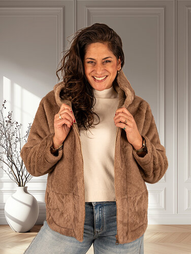 Taupe faux fur jas met capuchon