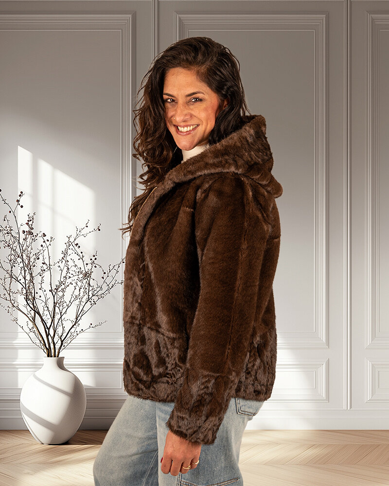 Donkerbruine faux fur jas met capuchon van Yu&Me