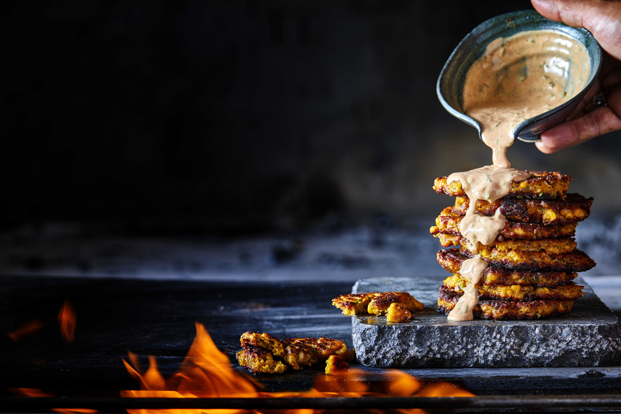 CRISPY GRIDDLED BACON CORN FRITTERS uit het boek BBQ SNACK ATTACk door Jord Althuizen 