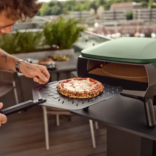 Witt Witt – 12" Geperforeerde Pizzaschep Soft Grip Zwart met TPE-handgreep Witt Witt – 12" Geperforeerde Pizzaschep Soft Grip Zwart met TPE-handgreep