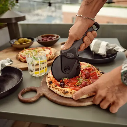 Witt Witt – Pizza Cutter Wheel Zwart met RVS snijwiel en beschermkap Witt Witt – Pizza Cutter Wheel Zwart met RVS snijwiel en beschermkap