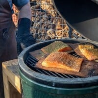 Klassieker: Warm gerookte zalm op cederhout