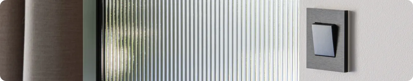 Zwart schakelmateriaal