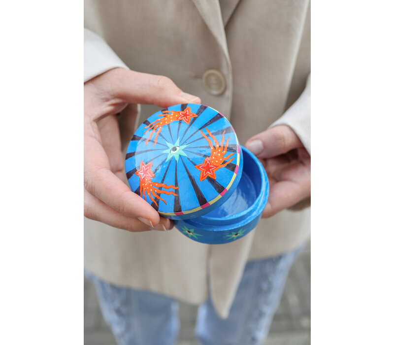 Round Box with Star Eyes