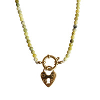 Licht Groene Kralen Ketting Met Gesloten Hart Bedel