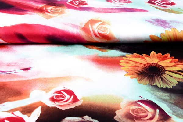 100% Viscosa Digital Estampado Gerbera y Rosas Rojo 100% Viscosa Digital Estampado Gerbera y Rosas Rojo