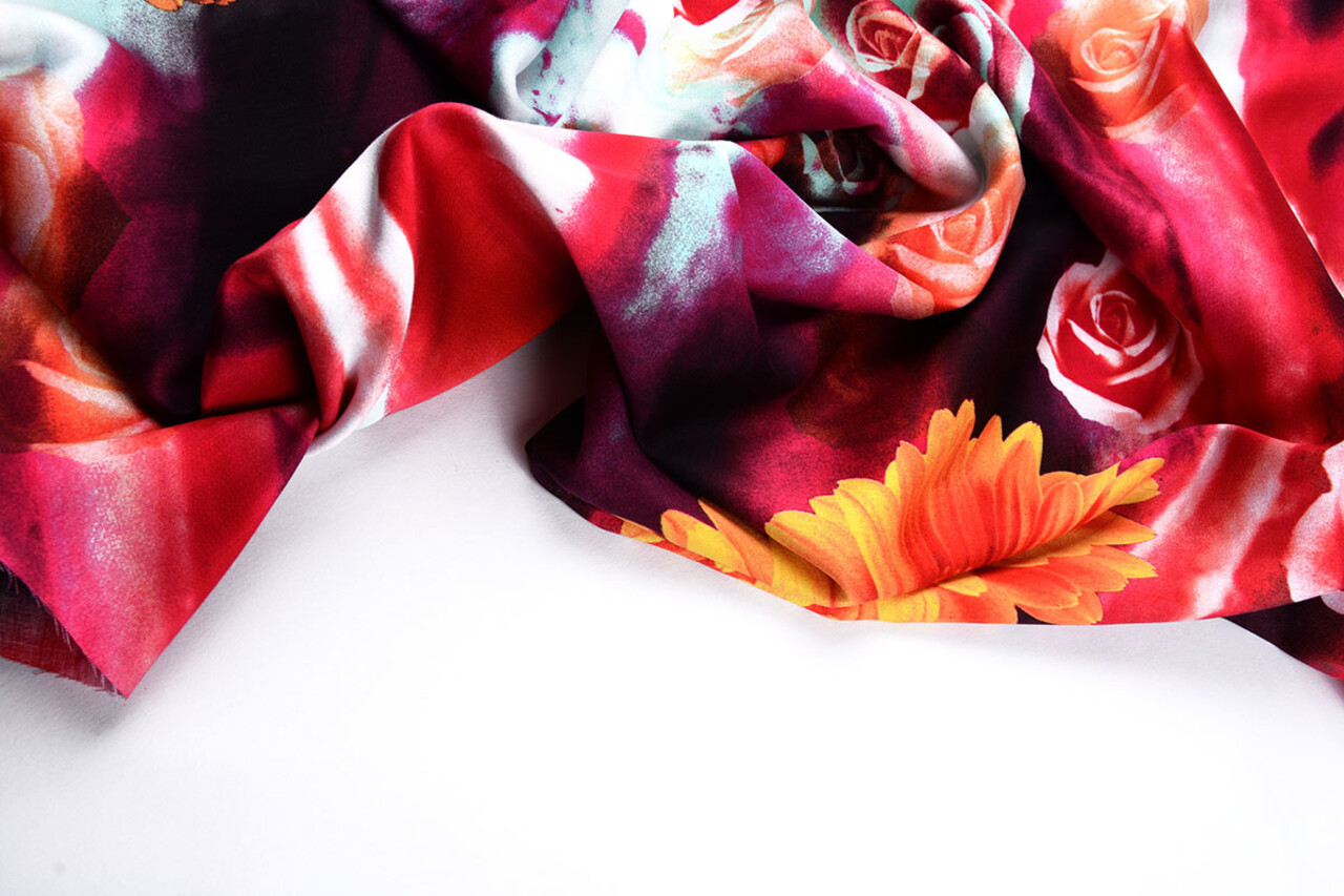 100% Viscose Digitaal Print Gerbera en Rozen Rood 100% Viscose Digitaal Print Gerbera en Rozen Rood
