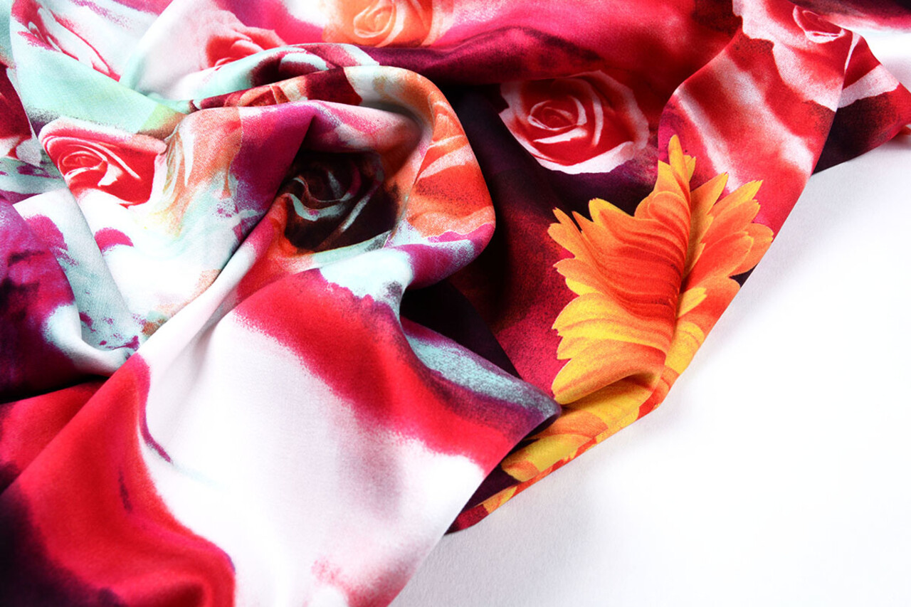 100% Viscose Digital Printed Gerbera and Rose Red 100% Viscose Digital Printed Gerbera and Rose Red