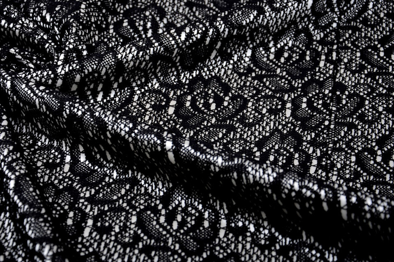 Pizzo su Charmeuse Argento