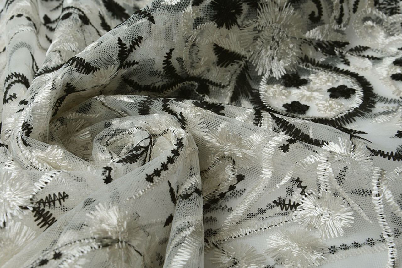 Mesh Geborduurd Victoria Creme Zwart Mesh Geborduurd Victoria Creme Zwart