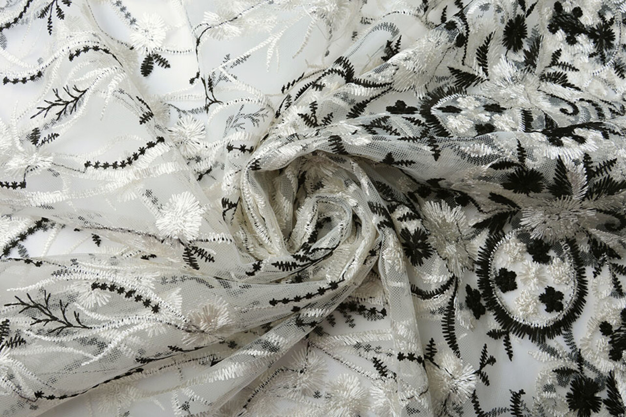 Mesh Geborduurd Victoria Creme Zwart Mesh Geborduurd Victoria Creme Zwart