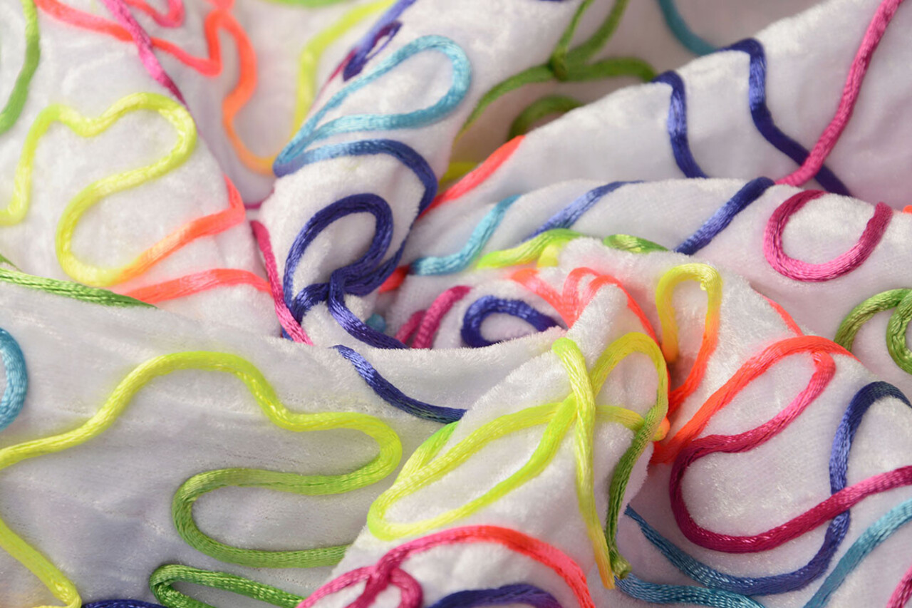 Samtstoff Weiß mit Mehrfarbiger Kabel Samtstoff Weiß mit Mehrfarbiger Kabel