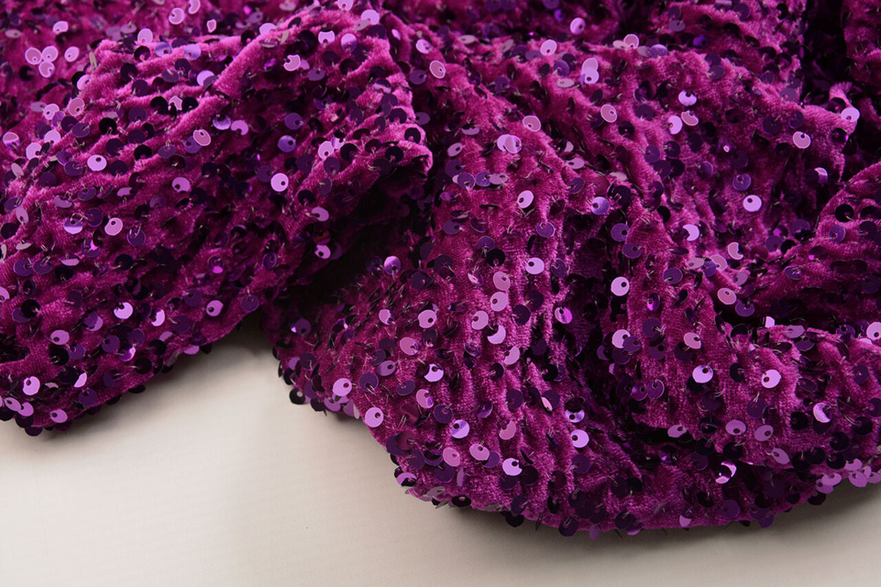 Pailletten auf Samt Alpenveilchen