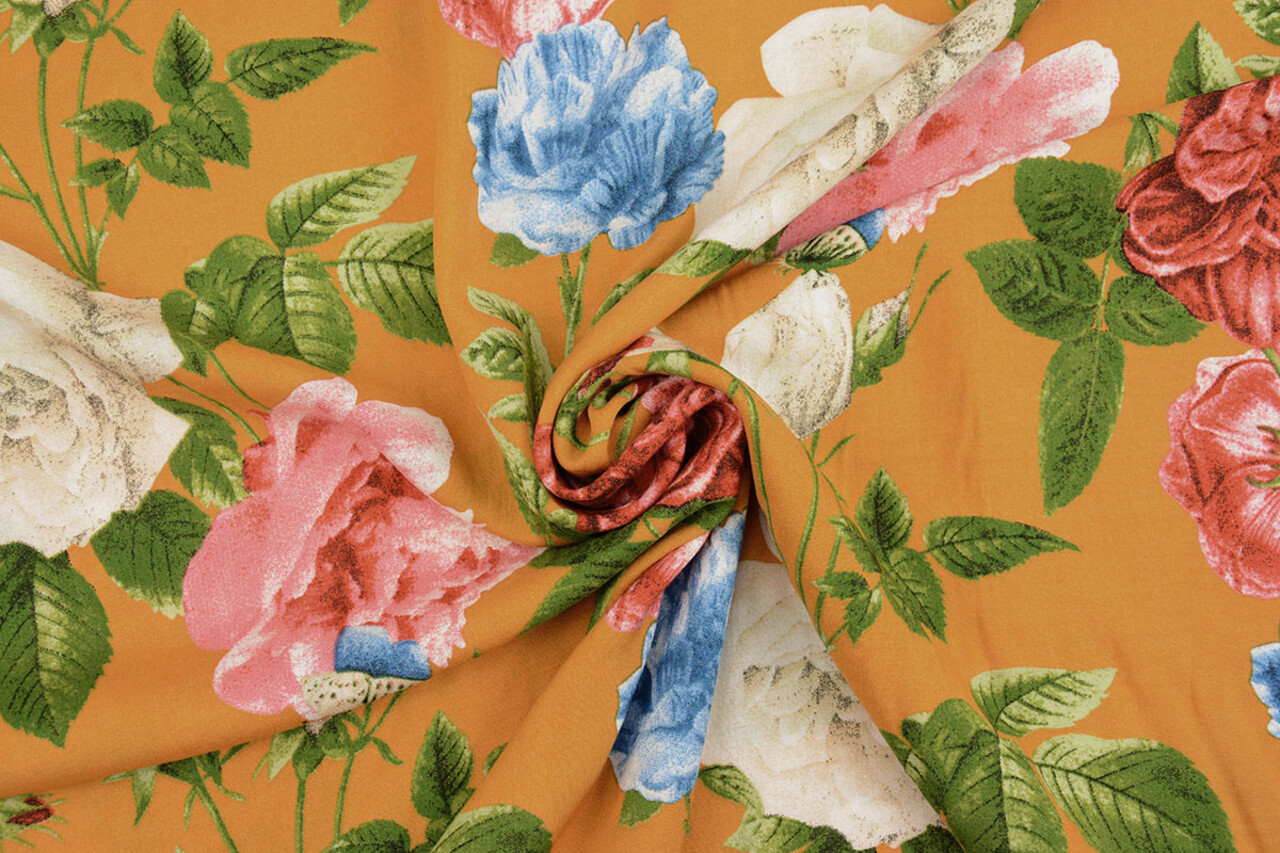 100% Viscose Sophia Vlinder op Rozen Oker 100% Viscose Sophia Vlinder op Rozen Oker