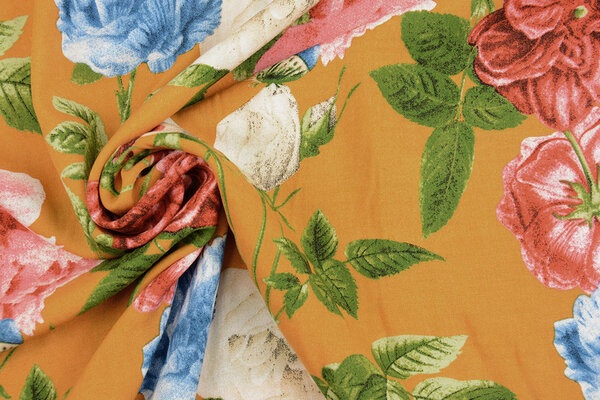 100% Viscose Sophia Vlinder op Rozen Oker 100% Viscose Sophia Vlinder op Rozen Oker