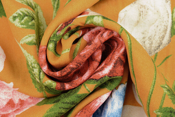 100% Viscose Sophia Vlinder op Rozen Oker 100% Viscose Sophia Vlinder op Rozen Oker