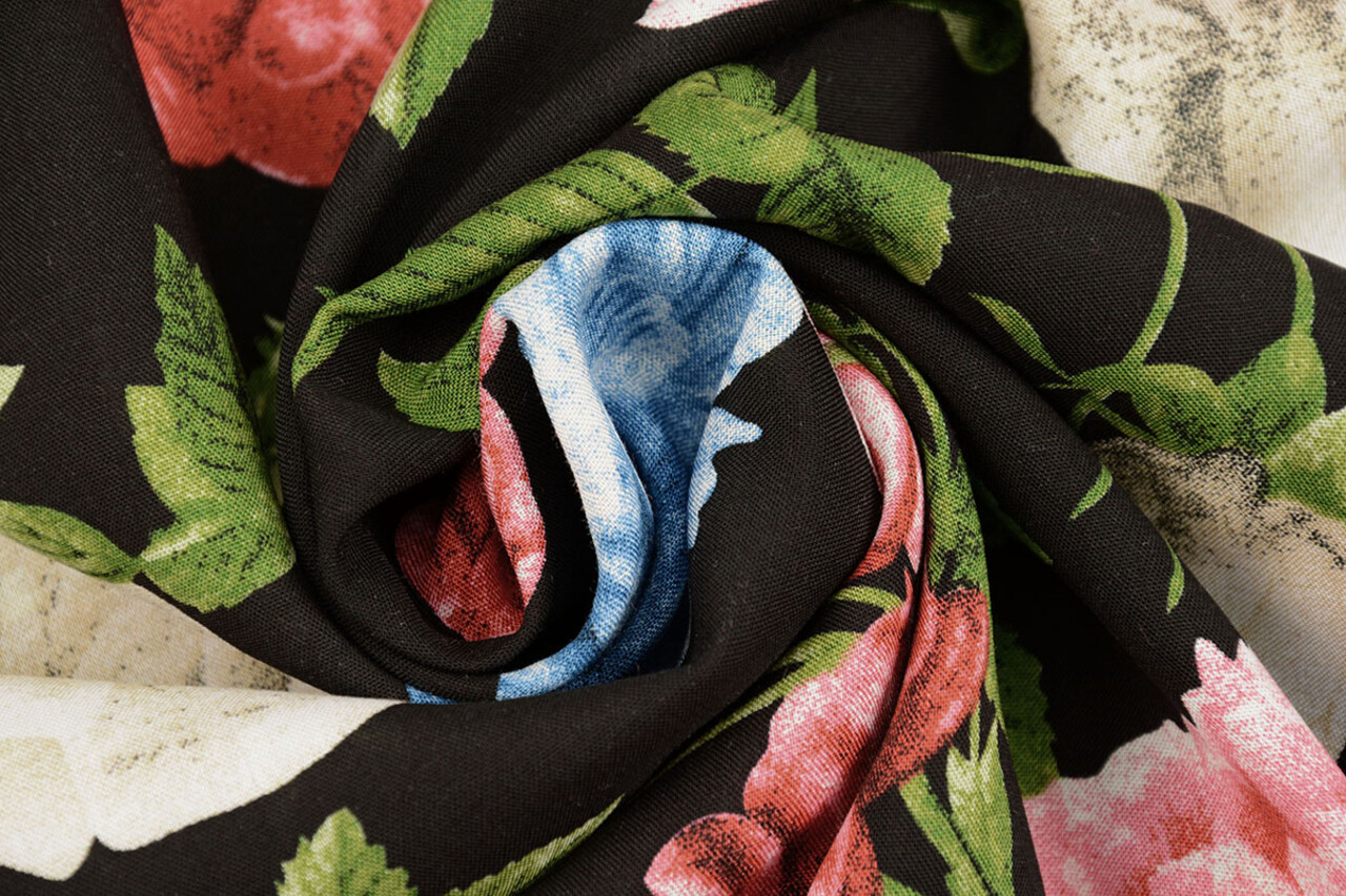 100% Viscose Sophia Vlinder op Rozen Zwart 100% Viscose Sophia Vlinder op Rozen Zwart