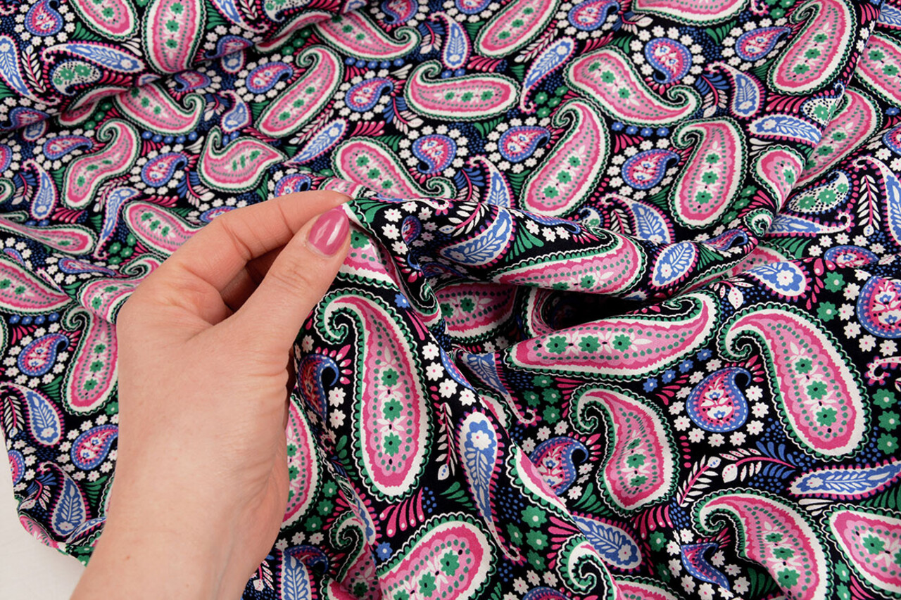 100% Viscosa Yingi Paisley Nero Rosa 100% Viscosa Yingi Paisley Nero Rosa