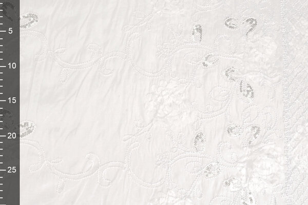 Gestickte Pailletten auf Poly Silk Weiß