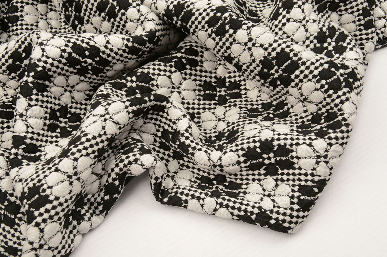 A Maglia Jacquard Fiori Bianco-Nero A Maglia Jacquard Fiori Bianco-Nero