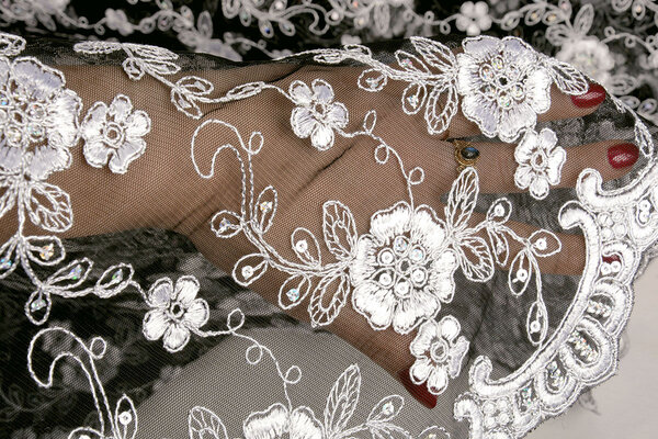 Mesh Geborduurd Aliyah Zwart-Zilver