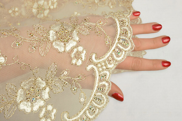 Mesh Geborduurd Aliyah Creme-Goud