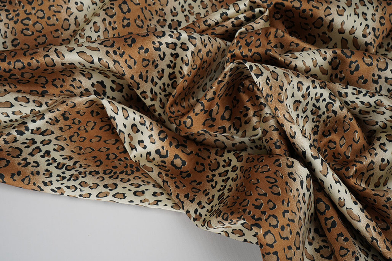Stretch Satin Imprimé Léopard Marloes Petit Stretch Satin Imprimé Léopard Marloes Petit