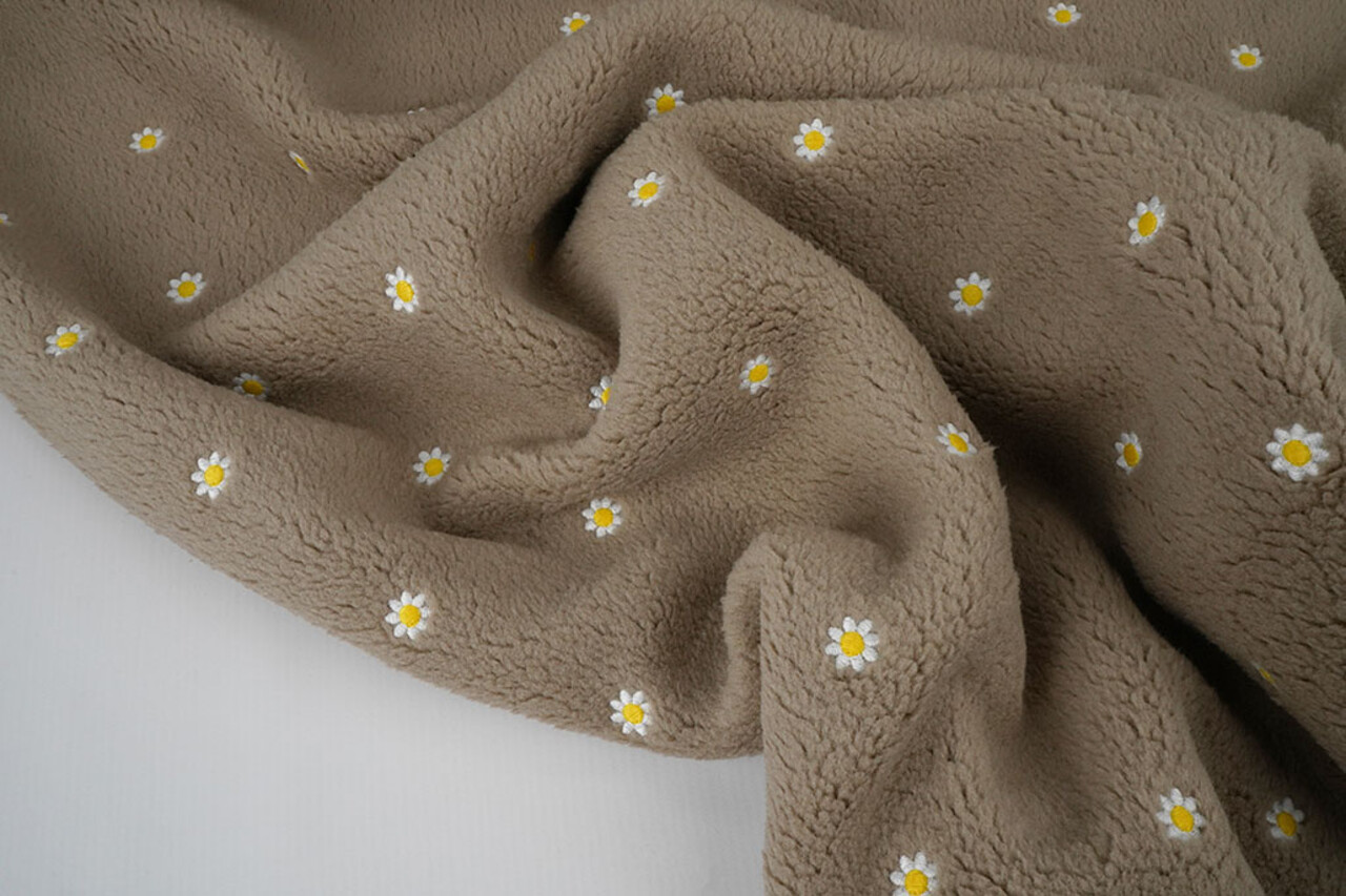 Oeko-Tex® Teddy Stof Geborduurd Bloemen Camilla Taupe Oeko-Tex® Teddy Stof Geborduurd Bloemen Camilla Taupe