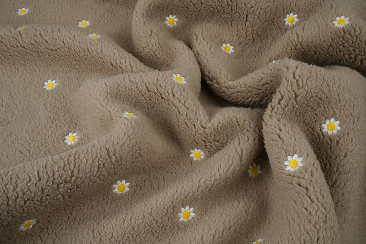 Oeko-Tex® Teddy Stof Geborduurd Bloemen Camilla Taupe Oeko-Tex® Teddy Stof Geborduurd Bloemen Camilla Taupe
