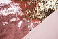 Reversibler Paillettenstoff Rosa-Gold auf Rosa Satin Reversibler Paillettenstoff Rosa-Gold auf Rosa Satin