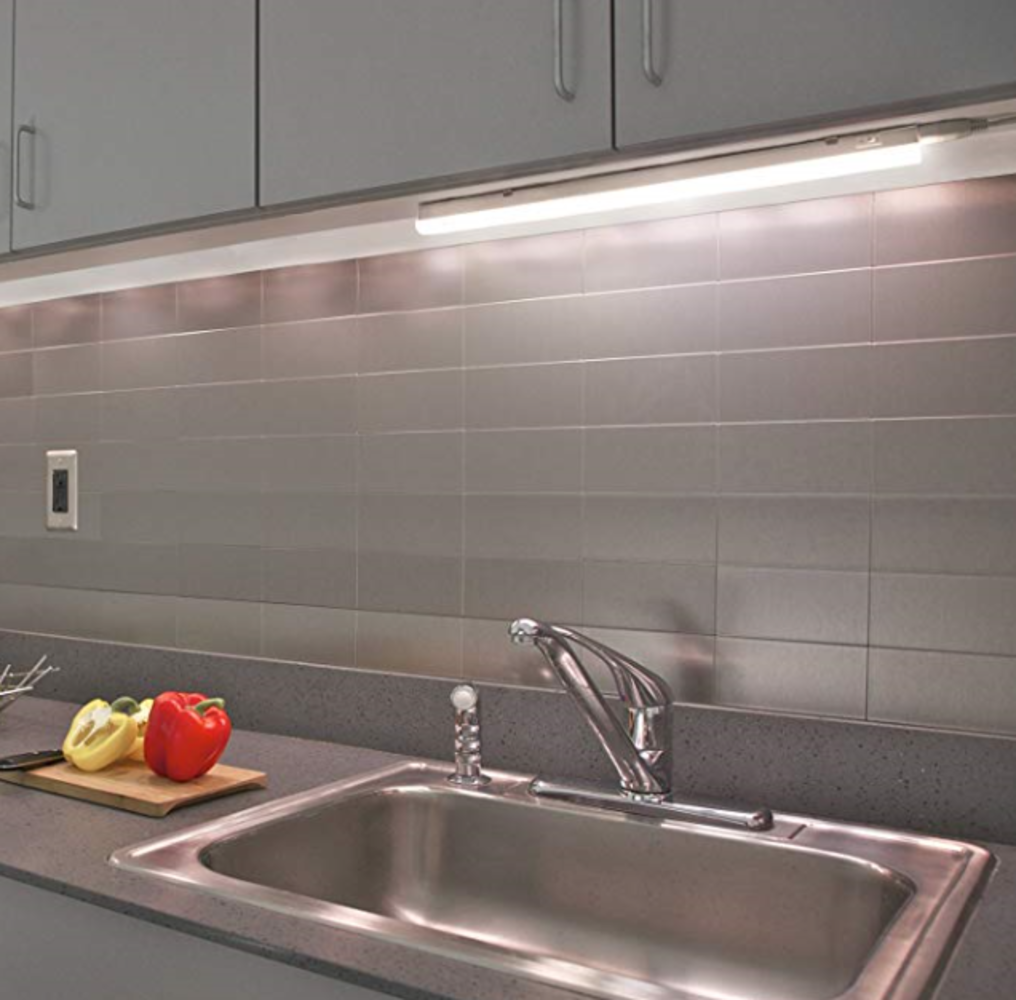 Aigostar LED-Leuchten T5 LED Küchenunterbauleuchte - 30cm - Lichtfarbe optional - komplett mit 1,5m Anschlusskabel und Ein- / Ausschalter - 4W entspricht 40W Aigostar LED-Leuchten T5 LED Küchenunterbauleuchte - 30cm - Lichtfarbe optional - komplett mit 1,5m Anschlusskabel und Ein- / Ausschalter - 4W entspricht 40W