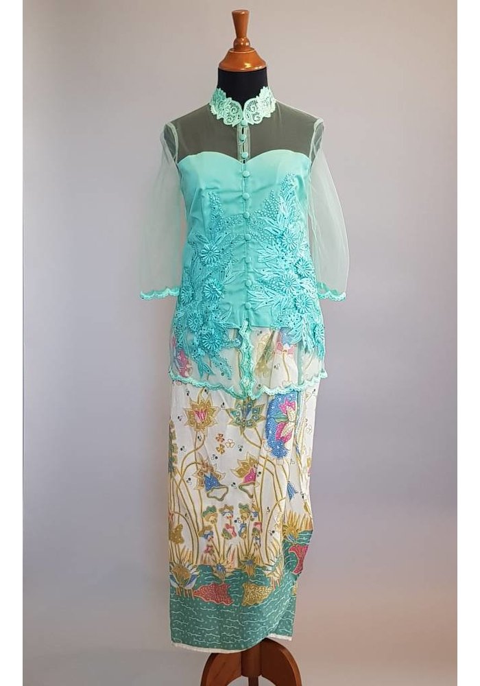 Kebaya modern turquoise met bijpassende wikkel sarong