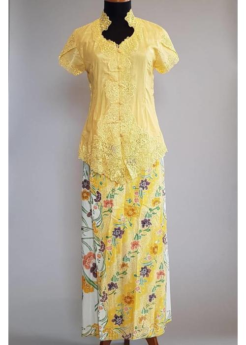 Kebaya canary geel met bijpassende wikkel sarong