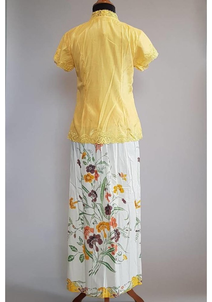 Kebaya canary geel met bijpassende wikkel sarong