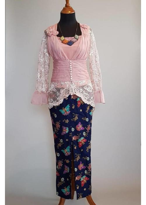 Kebaya trendy oud roze met bijpassende sarong