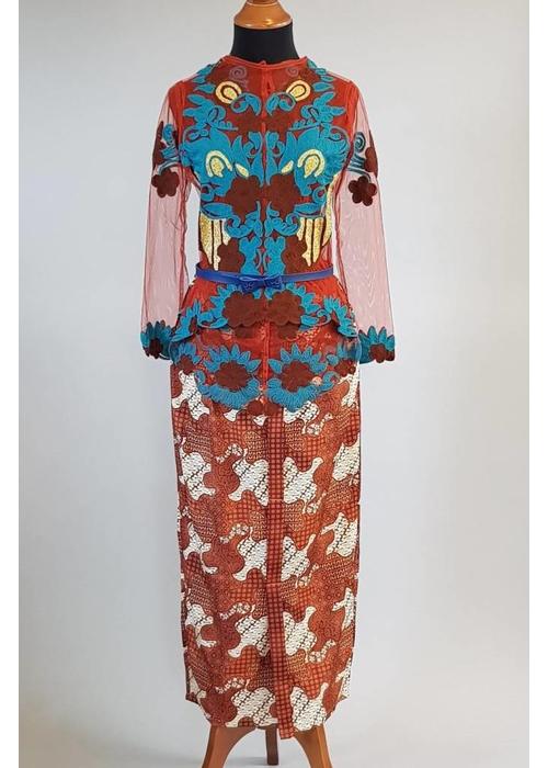 Kebaya terracotta met bijpassende sarong