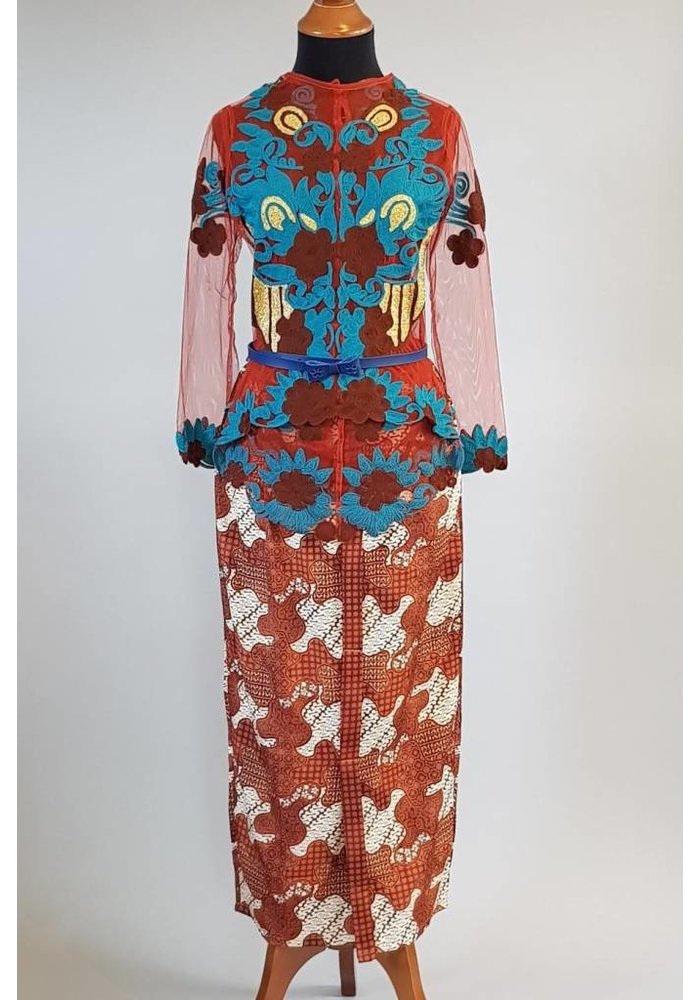 Kebaya terracotta met bijpassende sarong