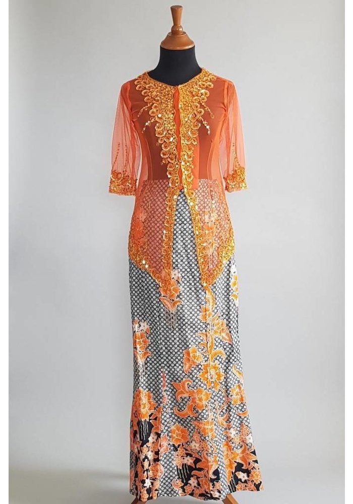 Kebaya trendy oranje met bijpassende sarong