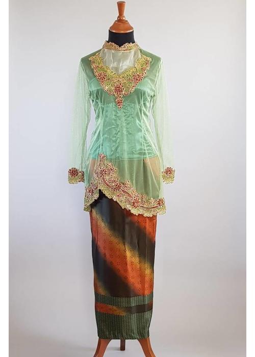 Kebaya asymmetrie groen met bijpassende sarong