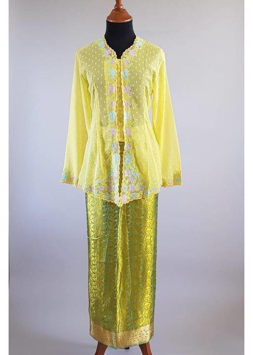 Kebaya nyonya geel met bijpassende wikkel sarong